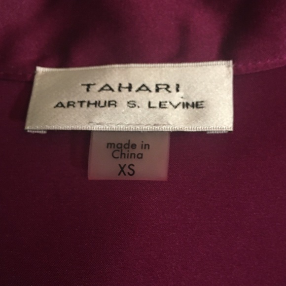 🍍 NWT Shiny V-Neck Sleeveless Blouse by Tahari ASL size XS - Picture 3 of 9